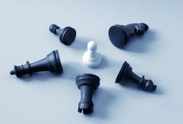 黒のチェスの駒を破り、白のポーンから成る — ストック写真