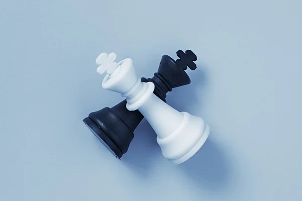 ライトの上に横たわる 2 人のチェス王青背景 — ストック写真