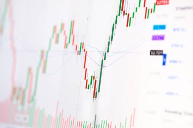 Borsa tablosunda, artan bir finans tablosuyla birlikte hafif bir arkaplan üzerindeki mali istatistiklerin analizi - borsada veya borsada fiyat eğilimi