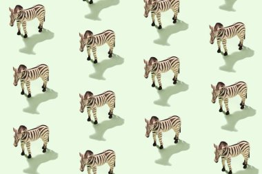 Güneş ışığında yeşil arka planda plastik oyuncak zebrası olan neşeli bir baba hayvanlar ve vahşi yaşam hakkında bir kavram.