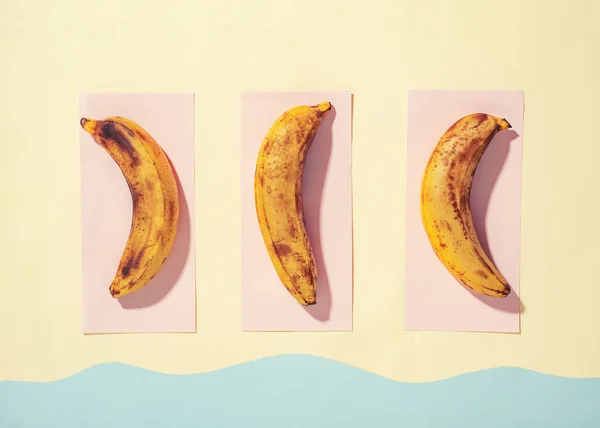 Tre Bananer Sola Rosa Handdukar Stranden Nära Havet Bananer Ser — Stockfoto