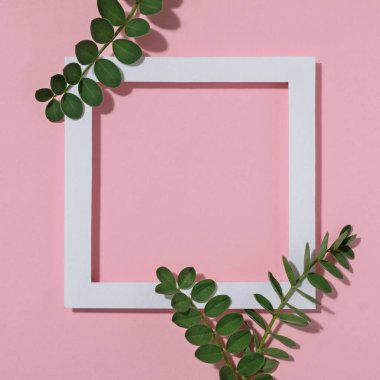 Çerçeve ve yeşil dallı bayram davetiyesi - Bir tatil olayı veya indirim duyurusu için tebrik şablonu