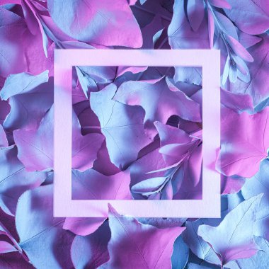 Gerçekçi çağdaş aydınlatma ile sınır ve çerçeve parlak geçmişe sahip. Neon ışıkta doğal yapraklar ve beyaz sınır.