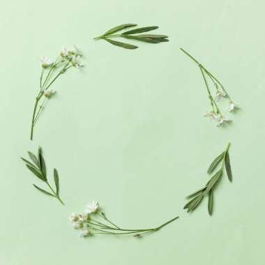 Davetiye için kenarlık ya da çerçeve. Çiçek yaprakları ve bitkilerle çağdaş bir çelenk.