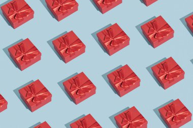 Bir hediyenin minimalist tarzında modayı takip eden bir resim veya çağdaş bir şablon içinde sürpriz bir kutu.