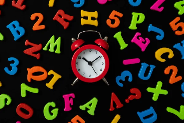 Reloj Despertador Letras Símbolos Del Alfabeto Sobre Fondo Negro Concepto — Foto de Stock