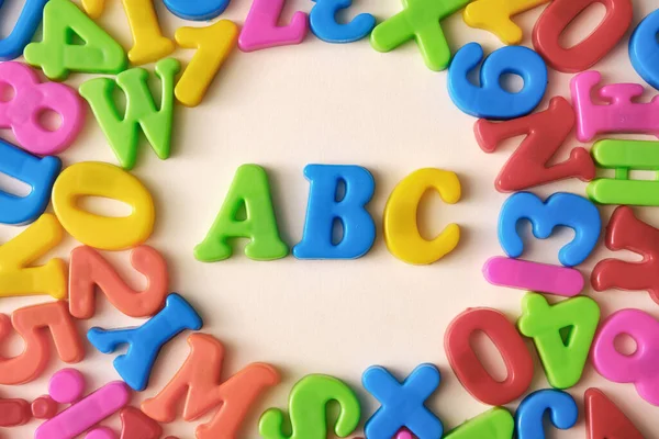 Buchstaben Und Symbole Des Alphabets Auf Gelbem Hintergrund Hinterbackenkonzept Abc — Stockfoto