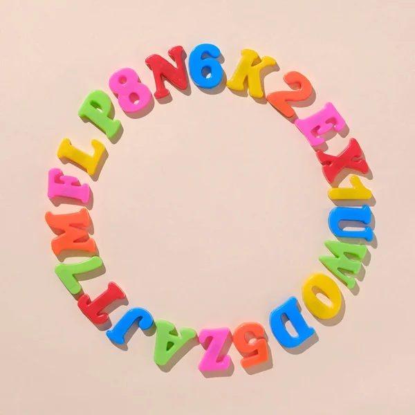 字母字母和数字在一个圆圈里 作为背对着颧骨的概念 粉刷教育理念 — 图库照片