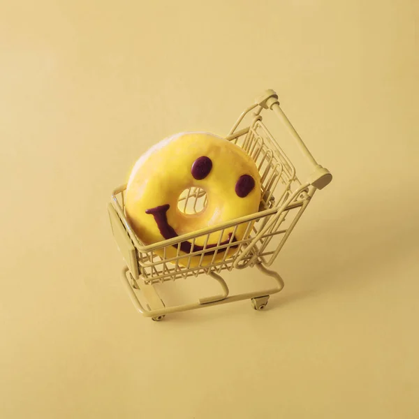Donut Emoticon Butik Vagn Pastellgul Bakgrund Glad Frukost Minimalt Koncept — Stockfoto