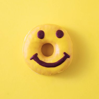 Pastel sarısı arka planda lezzetli bir kahvaltı, neşeli çörek. Asgari trend kavramı