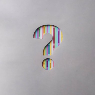 Yaratıcı sembol soru işareti gri bir arkaplanda kesilmiş renkli çizgiler ile bir cevap bulma fikri ve bilgi, yardım, iletişim