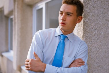 yakışıklı genç adama karşı bir duvar düşünme yaslanmış