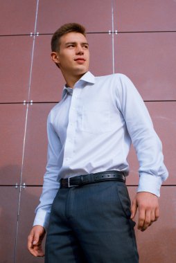 genç iş adamı parlak gömlekli