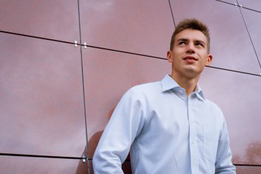 genç iş adamı parlak gömlekli