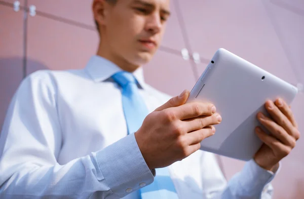 Geschäftsmann nutzt Tablet-Computer — Stockfoto