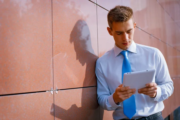 Homme d'affaires regardant vers le bas à Tablet Computer — Photo