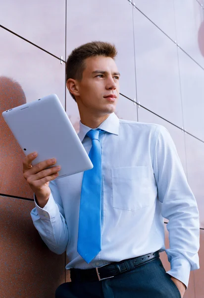 Sorrindo Empresário Segurando Tablet Computador — Fotografia de Stock