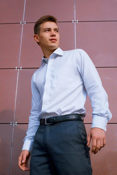 Jeune homme d'affaires dans une chemise lumineuse — Photo