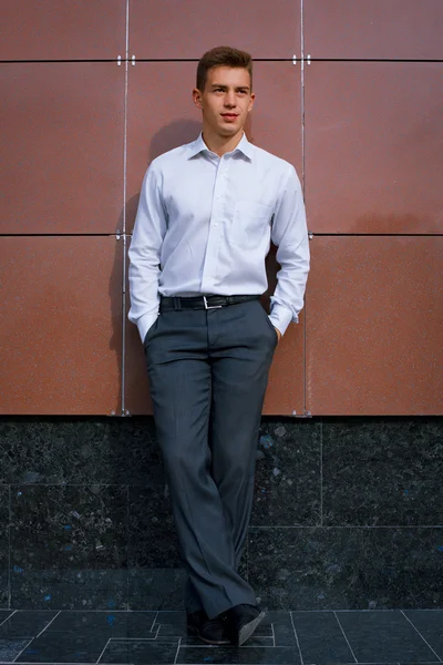 Joven hombre de negocios con una camisa brillante —  Fotos de Stock