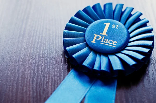 Eerste plaats winnaar rozet blauw — Stockfoto