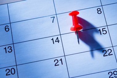 Kırmızı iğne 15 takvim üzerinde işaretleme