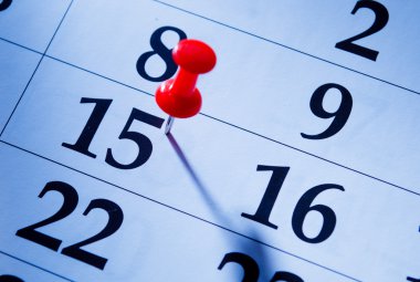 Kırmızı iğne 15 takvim üzerinde işaretleme