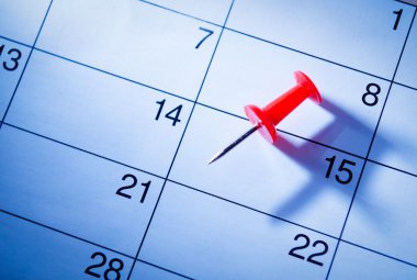 Kırmızı iğne 15 takvim üzerinde işaretleme