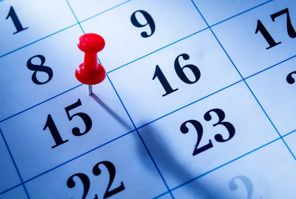 Red pin menandai tanggal 15 pada kalender — Stok Foto