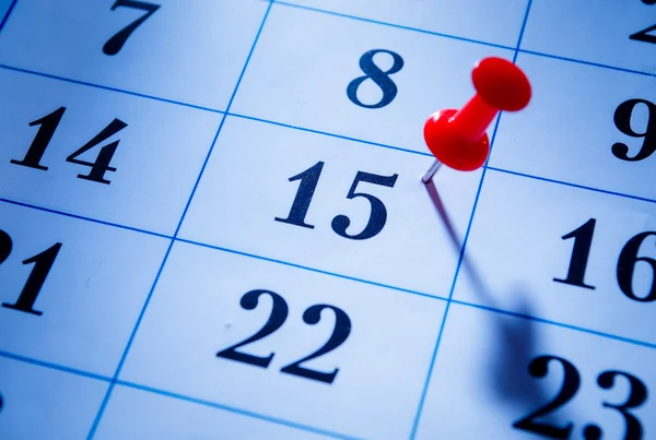 Pin rojo que marca el 15 en un calendario — Foto de Stock