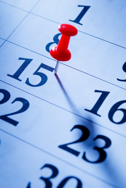 Pin rojo que marca el 15 en un calendario — Foto de Stock