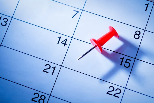 Pin rojo que marca el 15 en un calendario — Foto de Stock