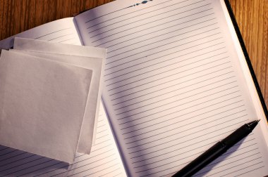 defter kalem masa ile kaplı.