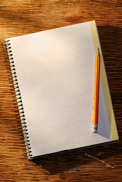 Caderno aberto na mesa e lápis — Fotografia de Stock
