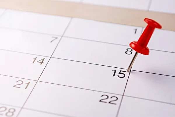 Красная булавка 15 числа в календаре — стоковое фото