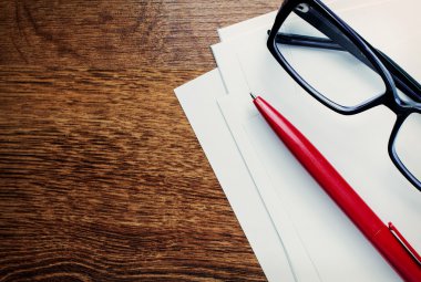 Modern Okuma gözlükleri boş kağıt üzerinde