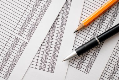 Kalem ve kurşun kalem üstünde tepe-in iş belgeleri