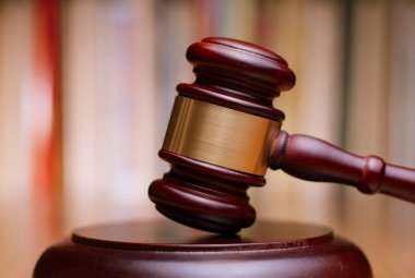 Ahşap hukuk tokmak masaya kadar kapatın