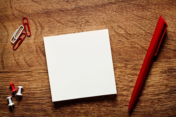 Memo pad and pen on a wooden desk — Stock Photo, Image