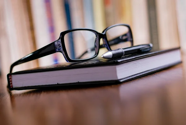 Close up Glasses and Pen on Top of the Book — Stock Photo, Image