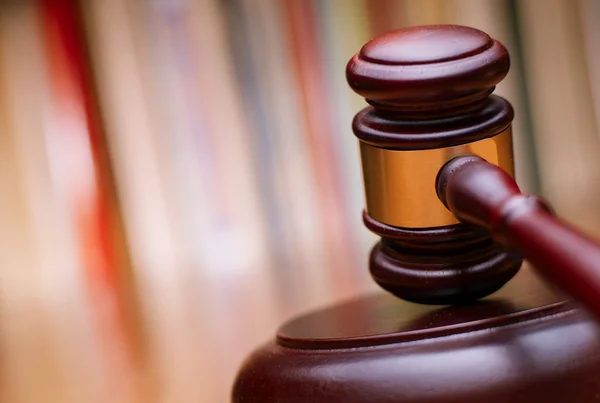 Ahşap hukuk tokmak masaya kadar kapatın