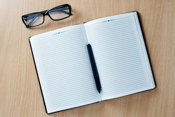 Το ημερολόγιο με γυαλιά και ένα στυλό — Φωτογραφία Αρχείου