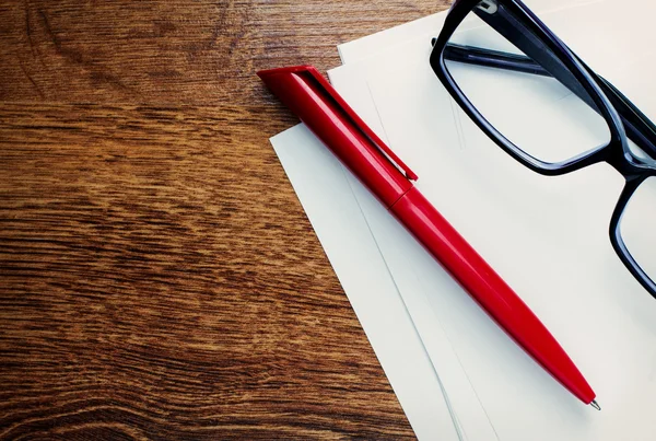 Penna och behandlingen glasögon på blankt papper — Stockfoto