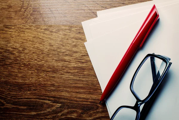 Stift und Lesebrille auf blankem Papier — Stockfoto