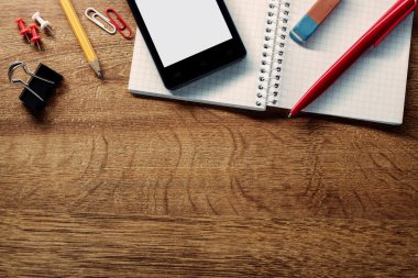 Malzemeleri ve masa üstünde hareket eden telefon