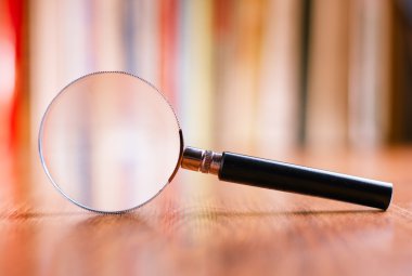Büyüteç camı eğilerek ahşap masa üzerinde yukarı kapatın