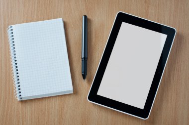 Kavramsal notları, kalem ve Tablet ahşap masa