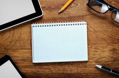 Office ya da kopya alanı ile masa üzerinde okul malzeme