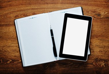 Kavramsal notları, kalem ve Tablet ahşap masa üzerinde