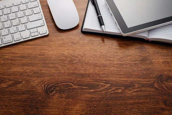 Électronique et notes sur la table avec espace de copie — Photo