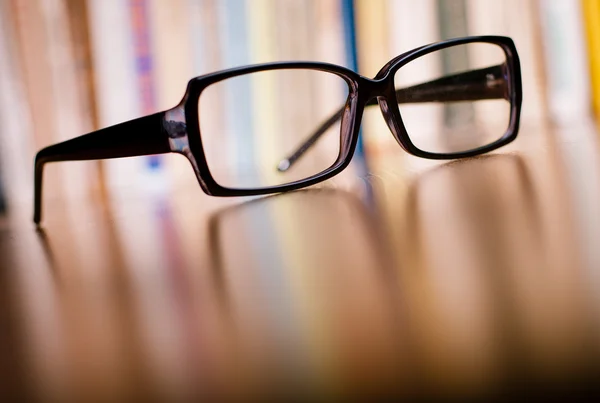 Brille aus nächster Nähe auf Holztisch — Stockfoto